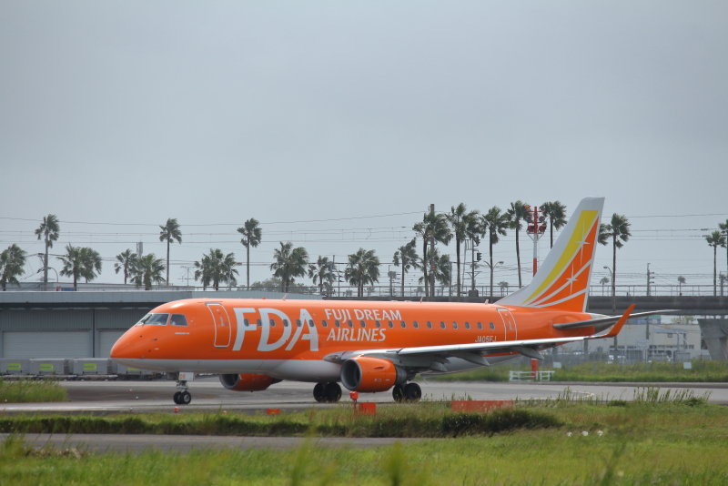 オレンジに輝くFDAのヒコーキが宮崎にやって来た。