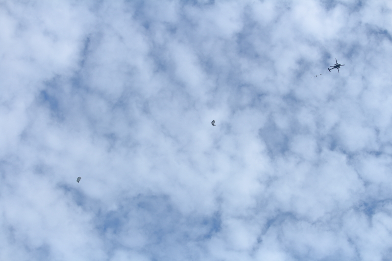 新田原基地でヘリからの降下訓練を見る事ができた