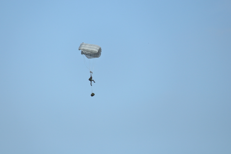 新田原基地上空ヘリから地上を目指して降下訓練が行われた