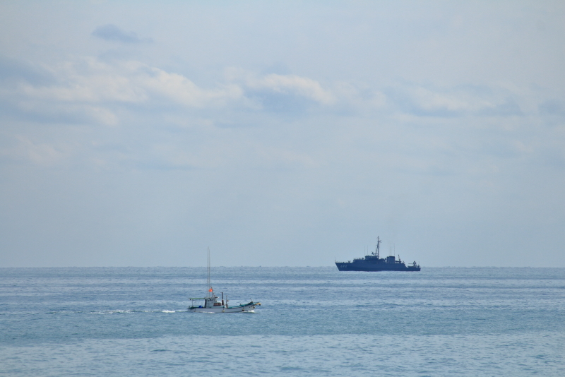 日向灘で掃海訓練を実施する海上自衛隊の艦艇
