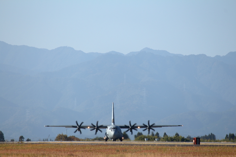 新田原基地にアメリカ軍のC-130輸送飛行機がやって来ていた。