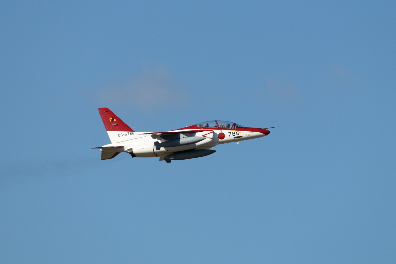 赤い塗装のT-4は新田原基地所属の飛行機