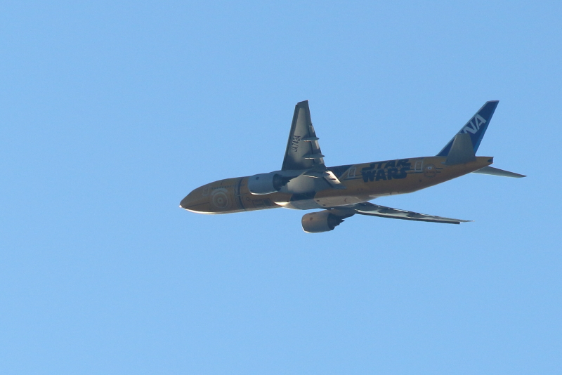 宮崎空港を離陸して東京に向かうスターウォーズ塗装のB777型飛行機写真