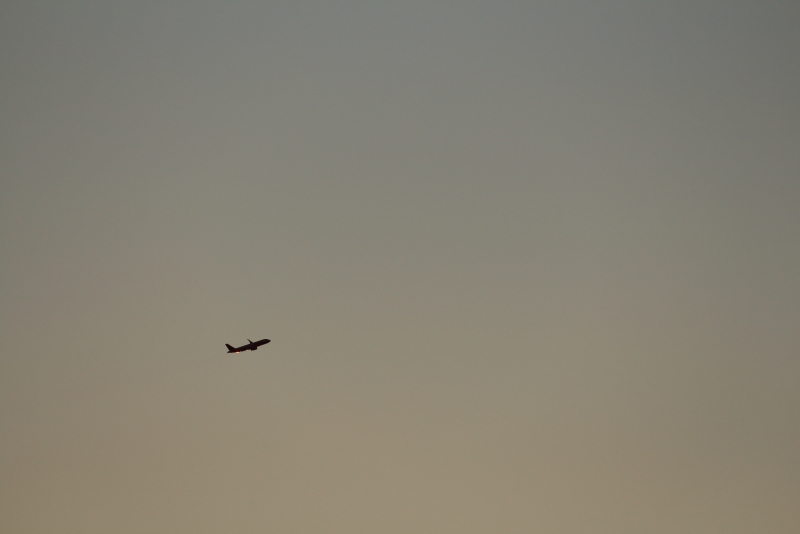 宮崎空港離陸後西向かったJAL機がライトターンじわずかの光でキラリする飛行機