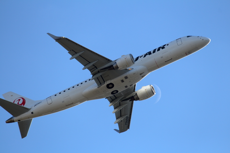 宮崎空港を離脱したJ-AIR機波月砲発射