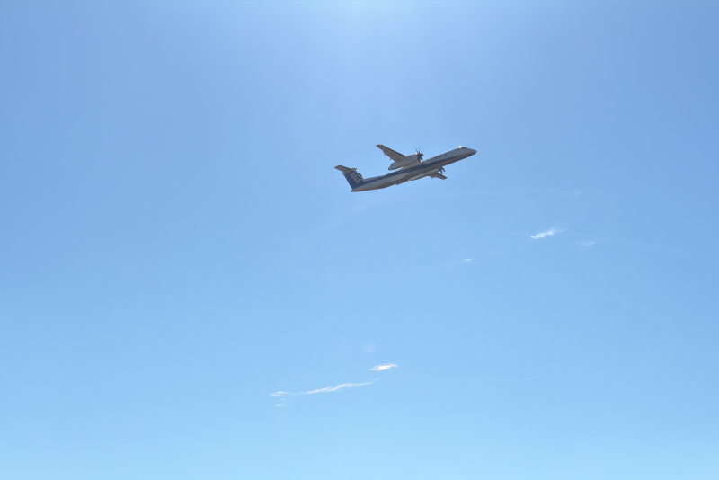 宮崎空港を離陸したボンバルディア飛行機とイプシロン4号機が残した雲とコラボ