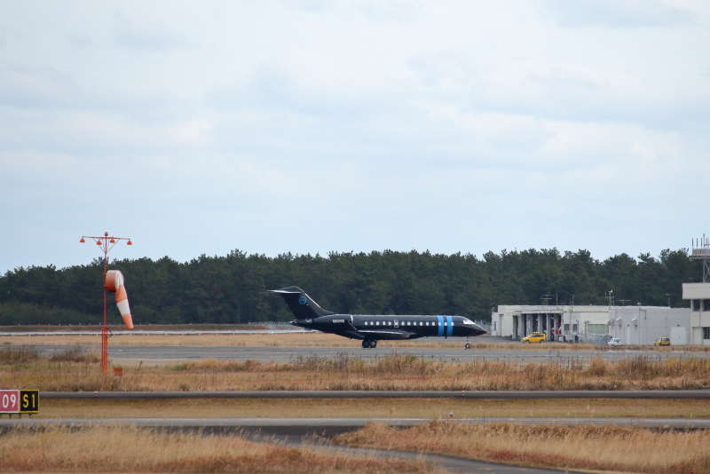 宮崎空港に駐機していた黒色のボンバルディア飛行機写真n2020q