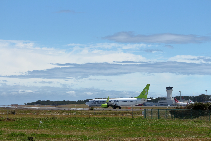宮崎空港を出発に向かうソラシドエア機