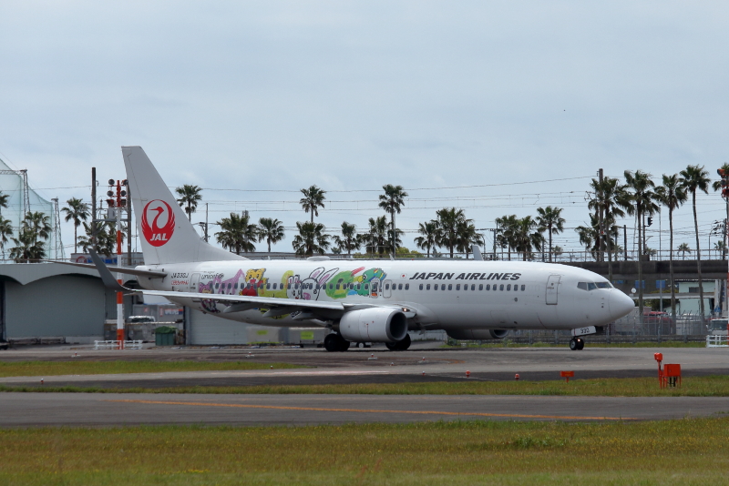 宮崎空港に来ていたJALしまじろうジェット第２弾の特別塗装の飛行機の右