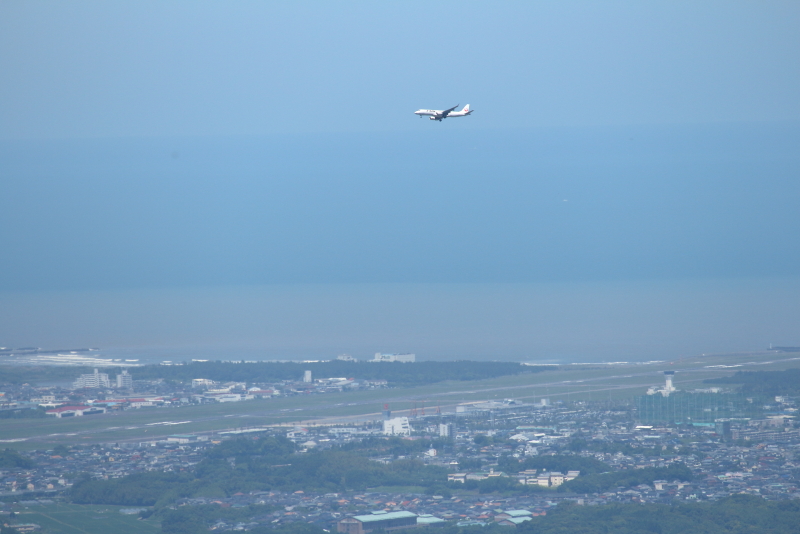 荒平山森林公園から宮崎空港に着陸しようとする飛行機が太平洋からやって来た