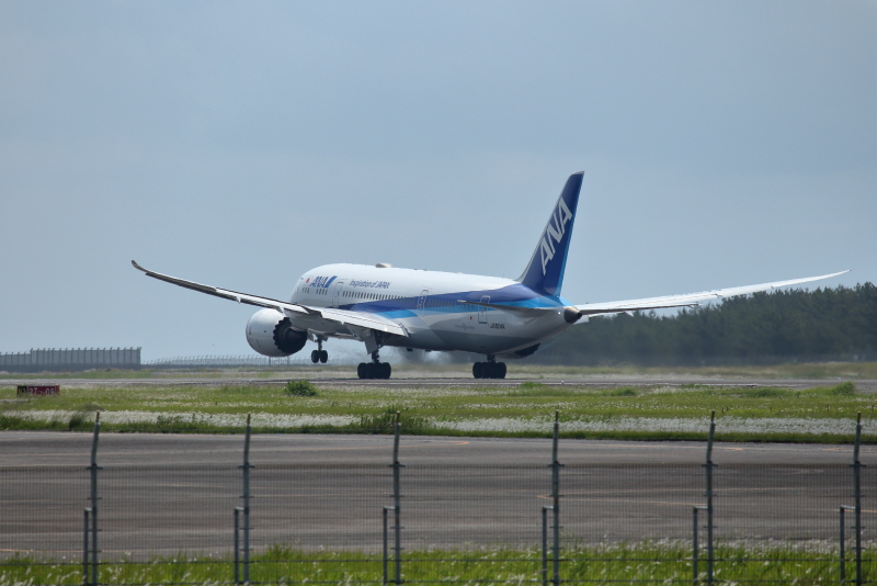 宮崎空港を離陸するB787型飛行機