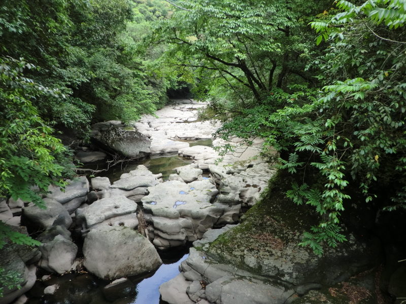 鹿児島県曽於市財部町溝ノ口川にある三連轟下流にある甌穴は200mほどを歩くことができる