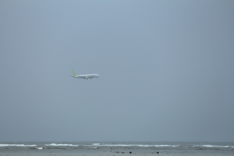 台風3号が接近する宮崎空港にトライするソラシドエア機