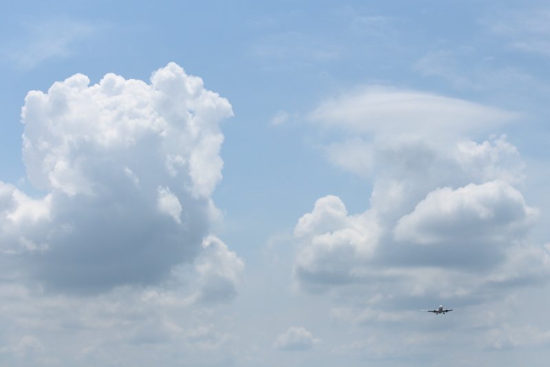 宮崎空港周囲におもしろい形の雲がワクワク。