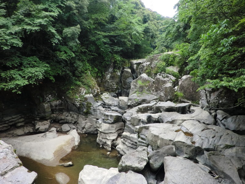 財部町溝ノ口川にある三連轟と名のついた滝。大きく空いた甌穴はスケール満点