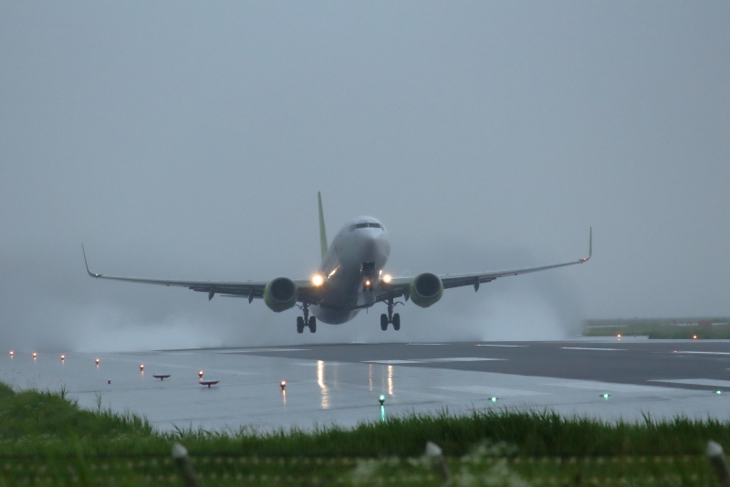 土砂降りの雨の中を東京に向かうソラシドエア機