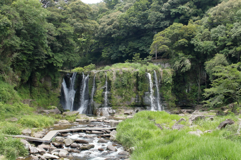 鹿児島県財部町を流れる溝ノ口川にある切原の滝は見ごたえありでいい感じだった。