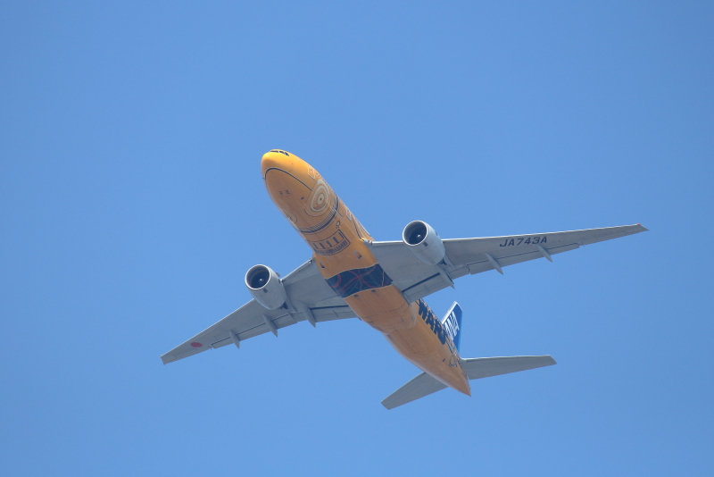 宮崎市街地上空に現れたB777スターウォーズ塗装機の写真