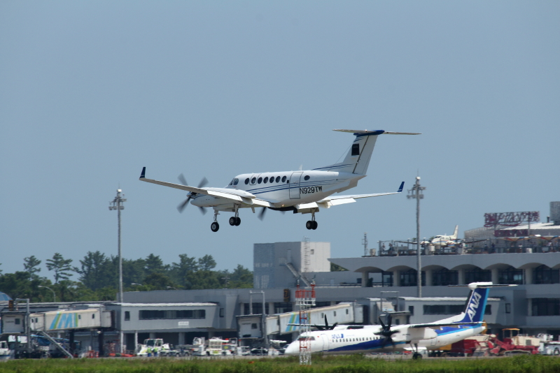 グアムから宮崎空港に降り立ったN929TW双発機