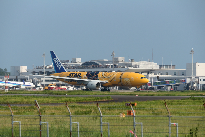 宮崎空港から東京に向かう準備のA777スターウォーズ塗装の飛行機
