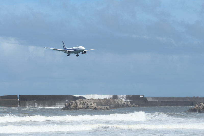 宮崎空港に東側からアプローチするB777型飛行機貫禄あるな。