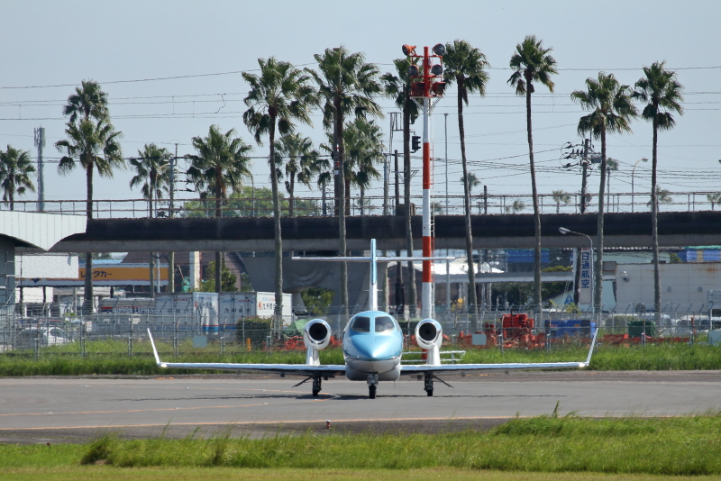 宮崎空港にやって来た主翼にエンジンを載せたホンダジェット機