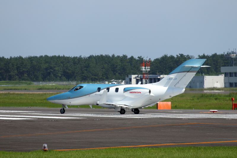 宮崎空港に来たホンダ製の飛行機は主翼にエンジンが付いている