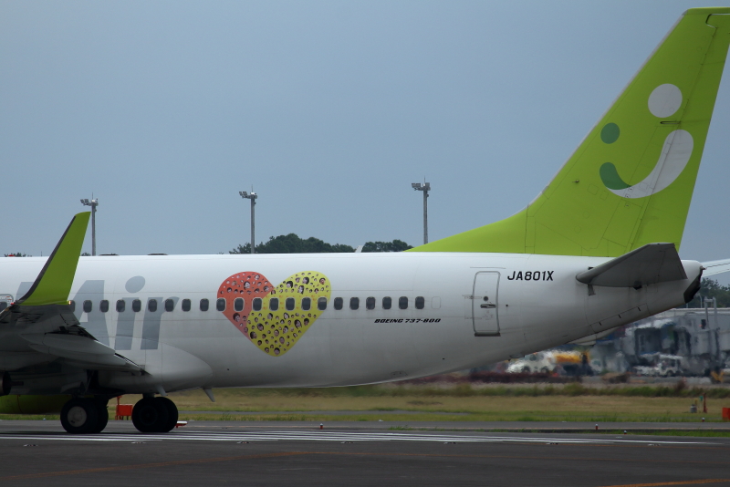 ソラシドエア機のボディーに初めて見るハートのステッカー、広告なのかソラシドエアのイメージを表すのか分からない。宮崎空港