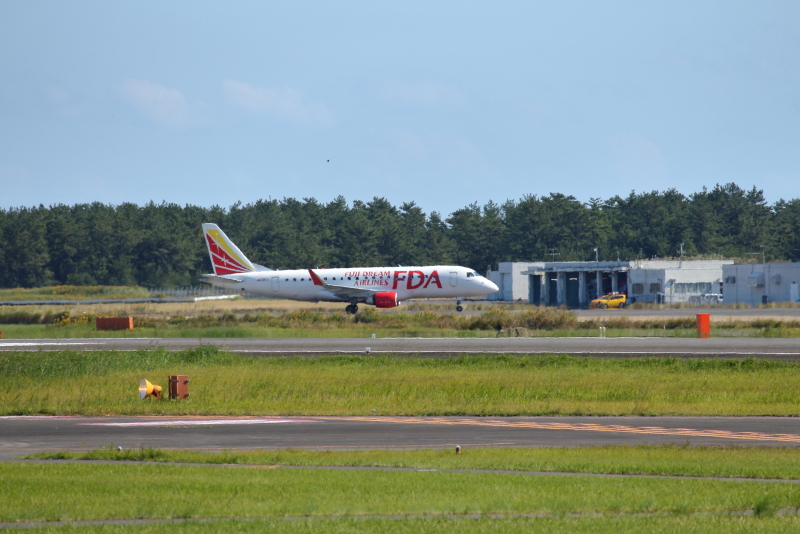 宮崎空港にやって来た富士ドリームエアラインの赤の飛行機チャーター便