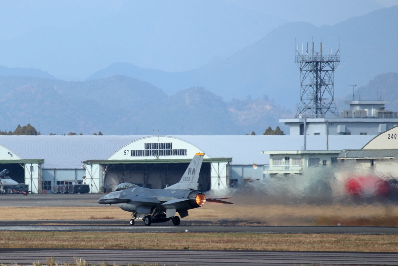 ニュータエアフェス2019でアクロバット飛行を披露したF16一機が帰りにもアクロバットを