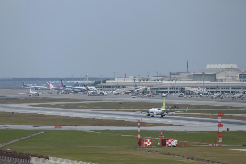 那覇空港に着陸する飛行機を島から眺めることができる。