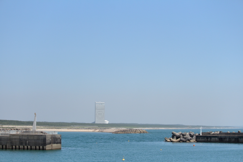 シーガイアのホテル壁面に満面の笑顔がオシャレに描いてある。