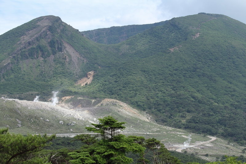 二湖パノラマ展望台からの展望は韓国岳や白紫池、六観音御池が開ける