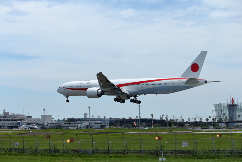2020年7月2日、新しい政府専用機が宮崎空港にやって来た。たぶん２番機。タッチアンドゴーを４回行い帰って行った。嬉しいかぎりだ
