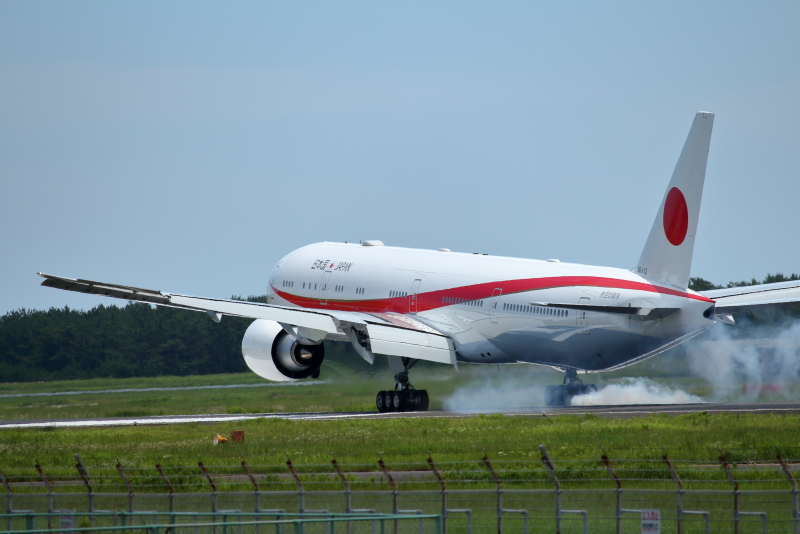 宮崎空港に現れた政府専用２番機が４回のタッチアンドゴーを行い引き返していった。