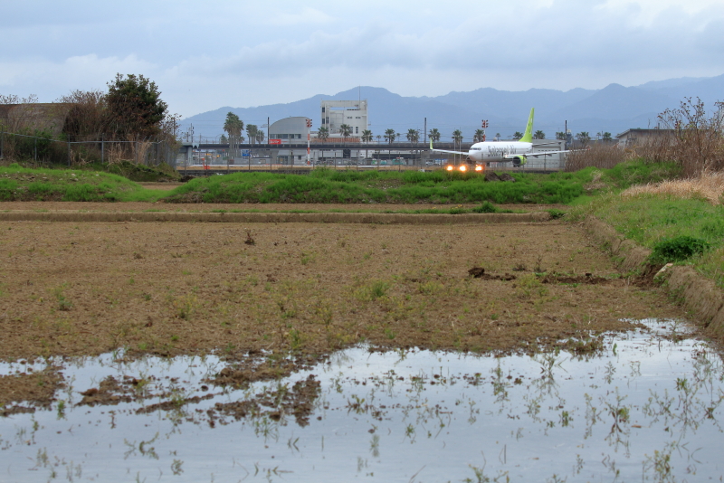 宮崎空港そばにある田んぼに水が引かれた。田んぼにチョチョと流れていく。心落ちつくな！
