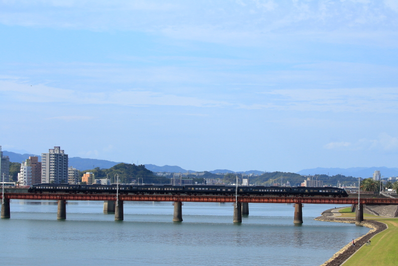 大淀川を渡るJR九州の36プラス3の列車