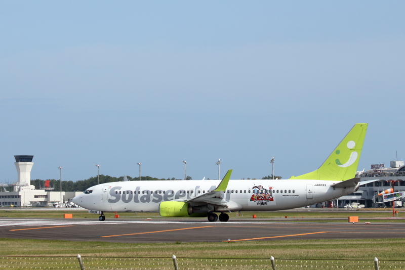 宮崎空港でソラシドエア機に新しいラベルを確認。チャンプルー文化おきなわ市