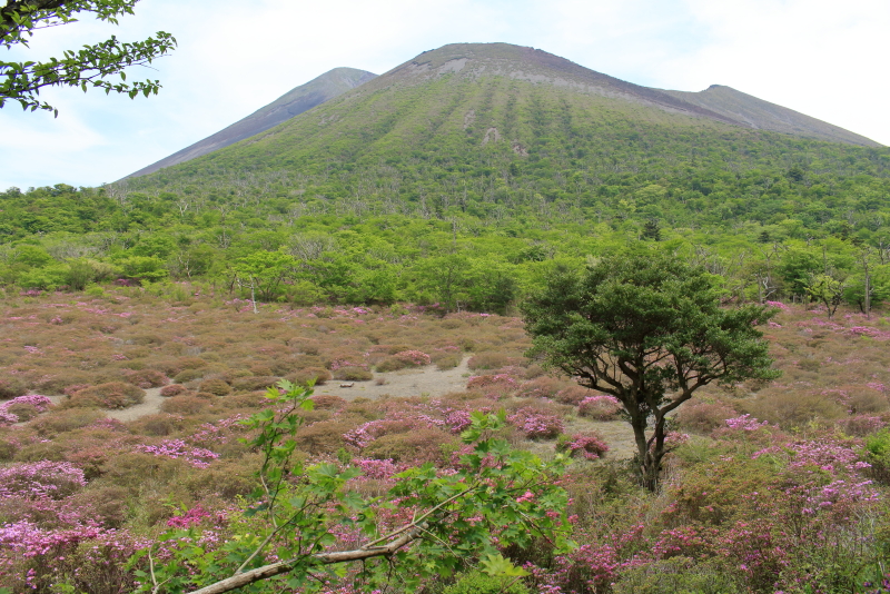霧島山の御鉢と高千穂の峰